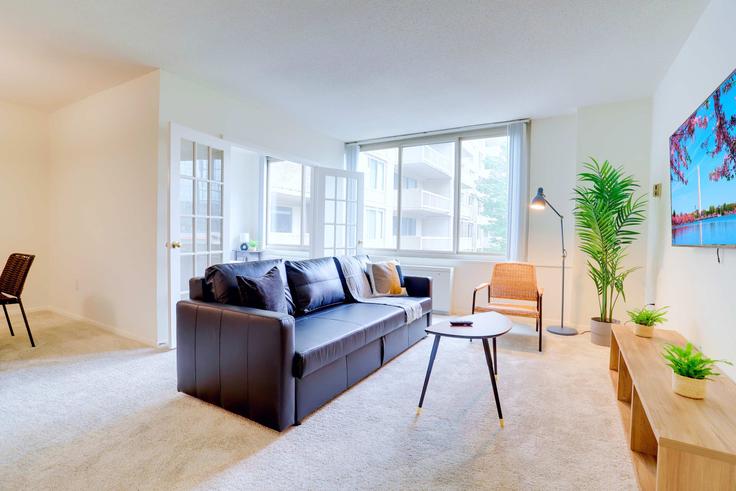 Building South Eads Street - whost - 1022408 - WDC adresindeki bir dairede modern mobilyalarla zarif bir şekilde tasarlanmış oturma odası Arlington, Arlington