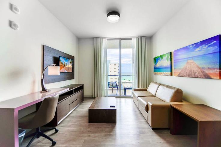 Elegante sala de estar con mobiliario moderno en un apartamento en Building North Ocean Drive - whost - 1022284 - MIA en Hollywood, Hollywood
