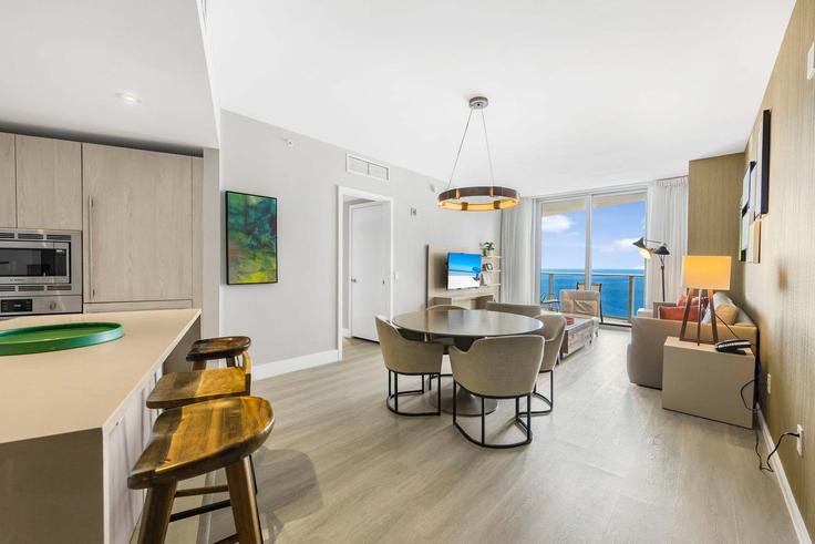 Building South Ocean Drive - whost - 1022169 - MIA adresindeki bir dairede modern mobilyalarla zarif bir şekilde tasarlanmış oturma odası Hollywood, Hollywood Building South Ocean Drive - whost - 1022169 - MIA adresindeki bir dairede modern mobilyalarla zarif bir şekilde tasarlanmış oturma odası Hollywood, Hollywood