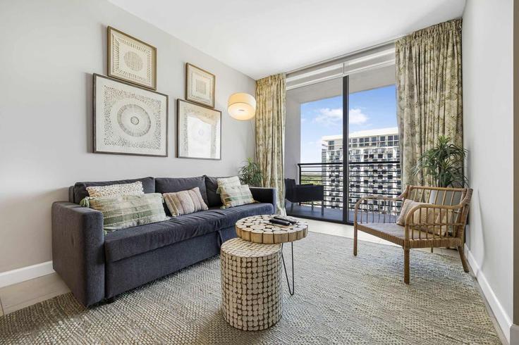 Elegant gestaltetes Wohnzimmer mit moderner Einrichtung in einer Wohnung im Building Northwest 84th Avenue - whost - 1230856 - MIA in Doral, Doral