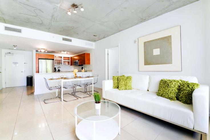 Elegant gestaltetes Wohnzimmer mit moderner Einrichtung in einer Wohnung im Building Northeast 1st Avenue - whost - 1022232 - MIA in Miami, Miami Elegant gestaltetes Wohnzimmer mit moderner Einrichtung in einer Wohnung im Building Northeast 1st Avenue - whost - 1022232 - MIA in Miami, Miami