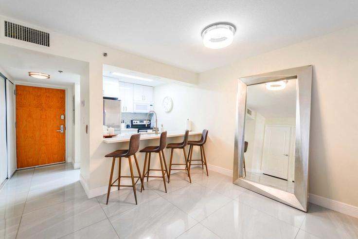 Building Brickell Bay Drive - whost - 1022210 - MIA adresindeki bir dairede modern mobilyalarla zarif bir şekilde tasarlanmış oturma odası Miami, Miami Building Brickell Bay Drive - whost - 1022210 - MIA adresindeki bir dairede modern mobilyalarla zarif bir şekilde tasarlanmış oturma odası Miami, Miami