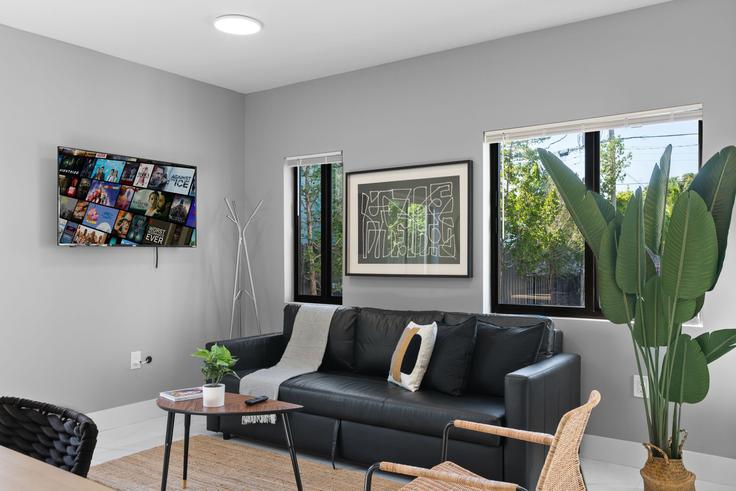 Elegant gestaltetes Wohnzimmer mit moderner Einrichtung in einer Wohnung im Building Northwest 31st Street - whost - 1239910 - MIA in Miami, Miami