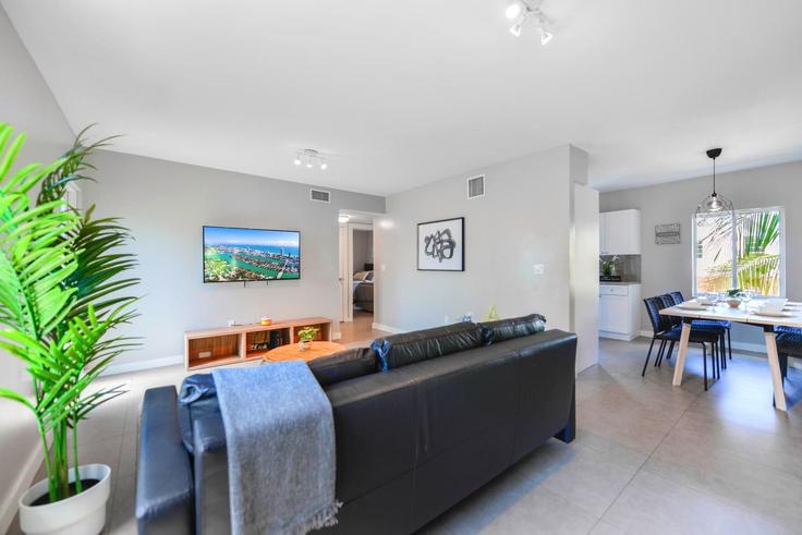 Building Northeast 69th Street - whost - 1022318 - MIA adresindeki bir dairede modern mobilyalarla zarif bir şekilde tasarlanmış oturma odası Miami, Miami