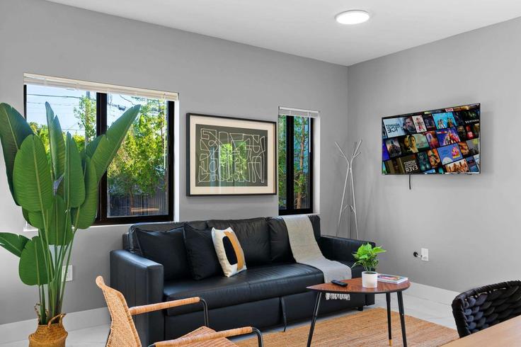 Salle de séjour élégante avec mobilier moderne dans un appartement à Building Northwest 46th Street - whost - 1254772 - MIA à Miami, Miami Salle de séjour élégante avec mobilier moderne dans un appartement à Building Northwest 46th Street - whost - 1254772 - MIA à Miami, Miami