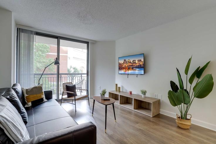 Building 15th Street South - whost - 1022437 - WDC adresindeki bir dairede modern mobilyalarla zarif bir şekilde tasarlanmış oturma odası Arlington, Arlington Building 15th Street South - whost - 1022437 - WDC adresindeki bir dairede modern mobilyalarla zarif bir şekilde tasarlanmış oturma odası Arlington, Arlington