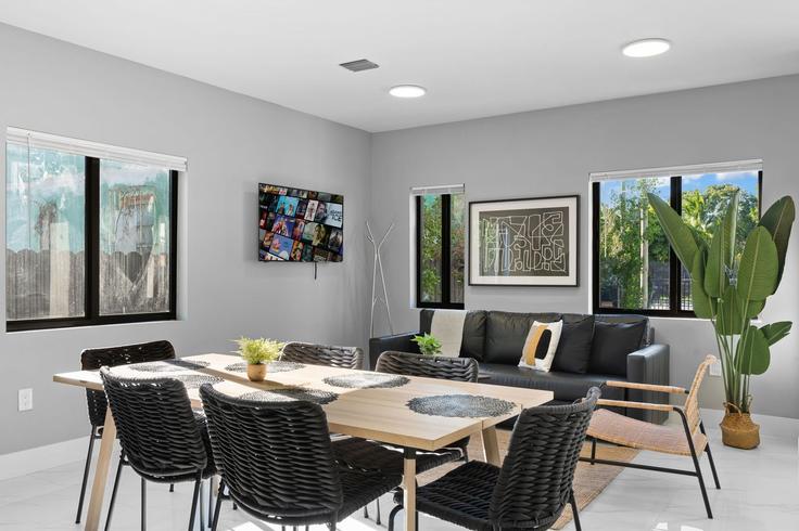 Elegant gestaltetes Wohnzimmer mit moderner Einrichtung in einer Wohnung im Building Northwest 28th Street - whost - 1258049 - MIA in Miami, Miami