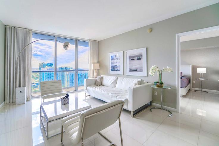 Elegant gestaltetes Wohnzimmer mit moderner Einrichtung in einer Wohnung im Building Brickell Avenue - whost - 1022295 in Miami, Miami