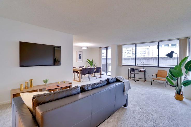 Elegante sala de estar con mobiliario moderno en un apartamento en Building Richmond Highway - whost - 1022534 - WDC en Arlington, Arlington Elegante sala de estar con mobiliario moderno en un apartamento en Building Richmond Highway - whost - 1022534 - WDC en Arlington, Arlington