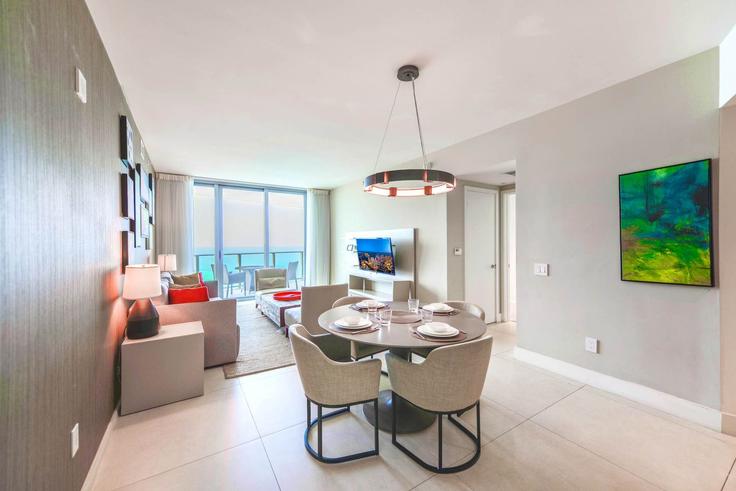 Elegante sala de estar con mobiliario moderno en un apartamento en Building South Ocean Drive - whost - 1022200 - MIA en Hollywood, Hollywood