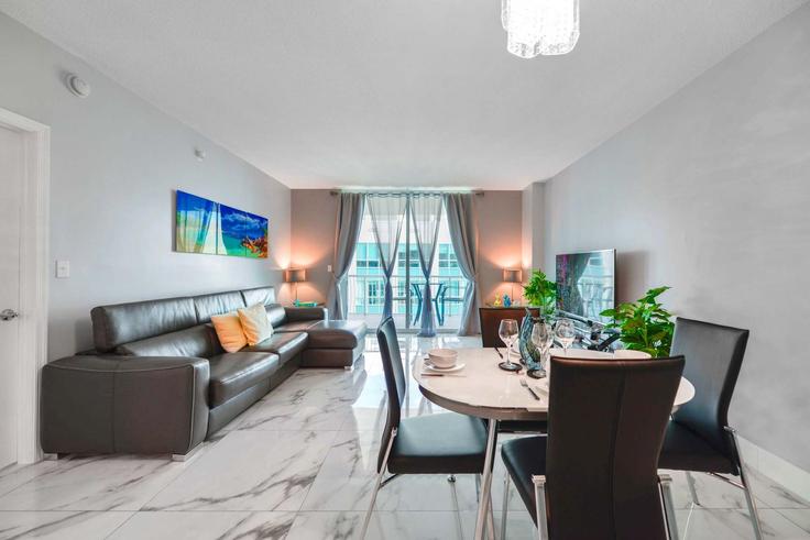 Sala de estar elegantemente projetada com móveis modernos em um apartamento no Building Brickell Bay Drive - whost - 1022233 - MIA em Miami, Miami