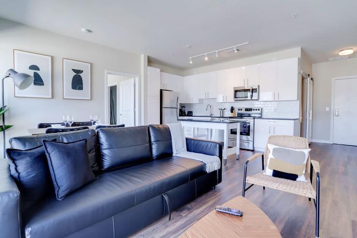 Elegante sala de estar con mobiliario moderno en un apartamento en Building Poag Street - whost - 1022596 en Rose Hill, Rose Hill Elegante sala de estar con mobiliario moderno en un apartamento en Building Poag Street - whost - 1022596 en Rose Hill, Rose Hill