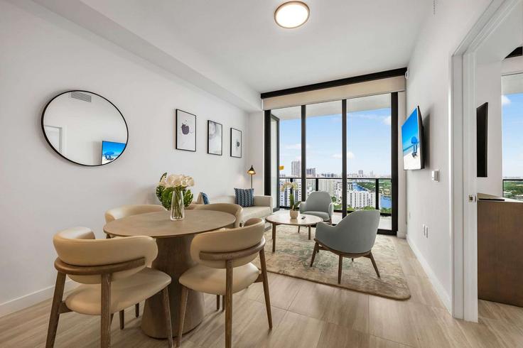 Elegant gestaltetes Wohnzimmer mit moderner Einrichtung in einer Wohnung im Building 72nd Street - whost - 1294679 - MIA in Miami Beach, Miami Beach Elegant gestaltetes Wohnzimmer mit moderner Einrichtung in einer Wohnung im Building 72nd Street - whost - 1294679 - MIA in Miami Beach, Miami Beach
