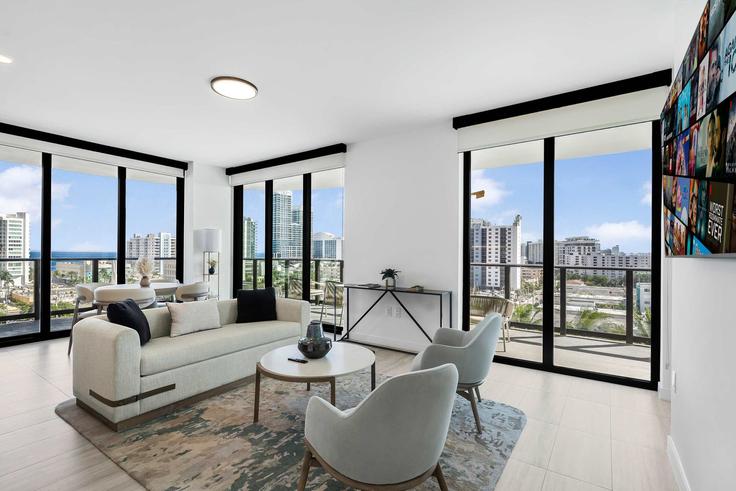 Elegante sala de estar con mobiliario moderno en un apartamento en Building Byron Avenue - whost - 1321346 en Miami Beach, Miami Beach