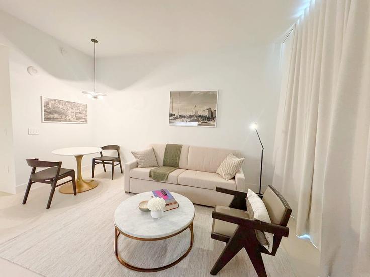 Elegante sala de estar con mobiliario moderno en un apartamento en Building Northeast 6th Street - whost - 1332433 en Miami, Miami Elegante sala de estar con mobiliario moderno en un apartamento en Building Northeast 6th Street - whost - 1332433 en Miami, Miami