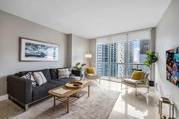 Miami MiamiのBuilding Brickell Avenue - whost - 1022303 - MIAのアパートメントにある、モダンな家具を備えたエレガントなデザインのリビングルーム