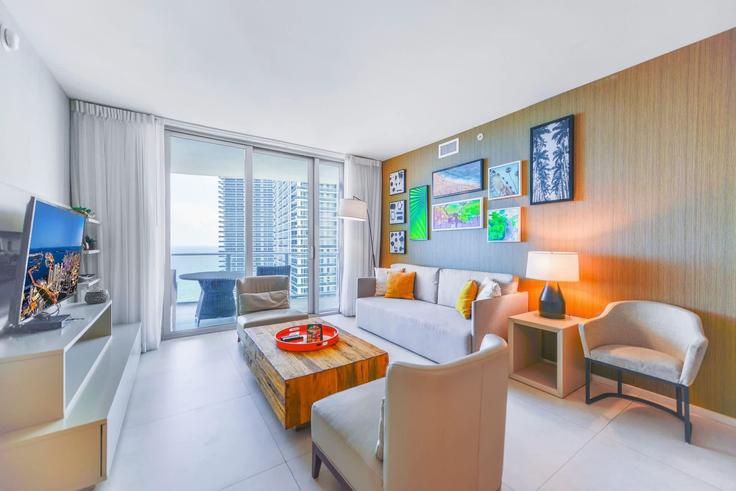 Elegante sala de estar con mobiliario moderno en un apartamento en Building South Ocean Drive - whost - 1022466 - MIA en Hollywood, Hollywood