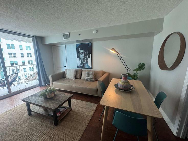 Salle de séjour élégante avec mobilier moderne dans un appartement à Building Brickell Bay Drive - whost - 1022198 - MIA à Miami, Miami