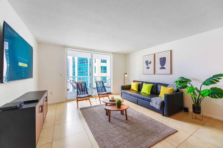 Elegante sala de estar con mobiliario moderno en un apartamento en Building Brickell Bay Drive - whost - 1022213 - MIA en Miami, Miami Elegante sala de estar con mobiliario moderno en un apartamento en Building Brickell Bay Drive - whost - 1022213 - MIA en Miami, Miami