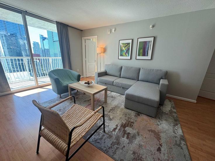 Building Brickell Bay Drive - whost - 1022216 - MIA adresindeki bir dairede modern mobilyalarla zarif bir şekilde tasarlanmış oturma odası Miami, Miami