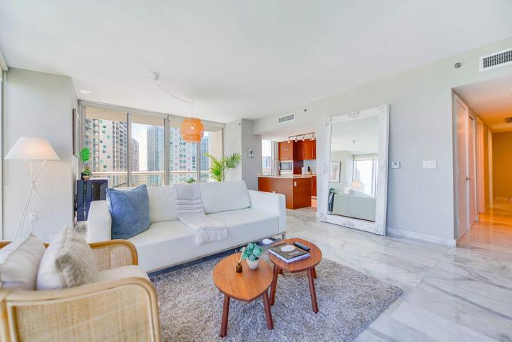 Elegant gestaltetes Wohnzimmer mit moderner Einrichtung in einer Wohnung im Building Brickell Avenue - whost - 1022267 - MIA in Miami, Miami Elegant gestaltetes Wohnzimmer mit moderner Einrichtung in einer Wohnung im Building Brickell Avenue - whost - 1022267 - MIA in Miami, Miami