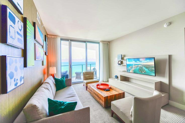 Building South Ocean Drive - whost - 1022164 - MIA adresindeki bir dairede modern mobilyalarla zarif bir şekilde tasarlanmış oturma odası Hollywood, Hollywood Building South Ocean Drive - whost - 1022164 - MIA adresindeki bir dairede modern mobilyalarla zarif bir şekilde tasarlanmış oturma odası Hollywood, Hollywood