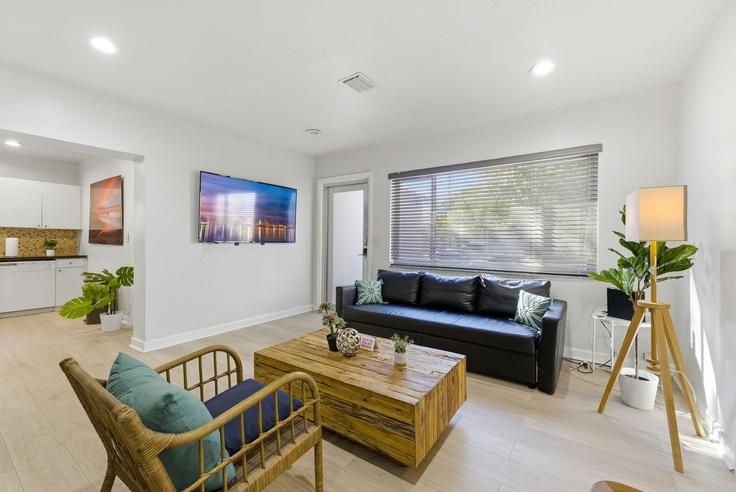 Salle de séjour élégante avec mobilier moderne dans un appartement à Building Northeast Miami Place - whost - 1345377 à Miami, Miami