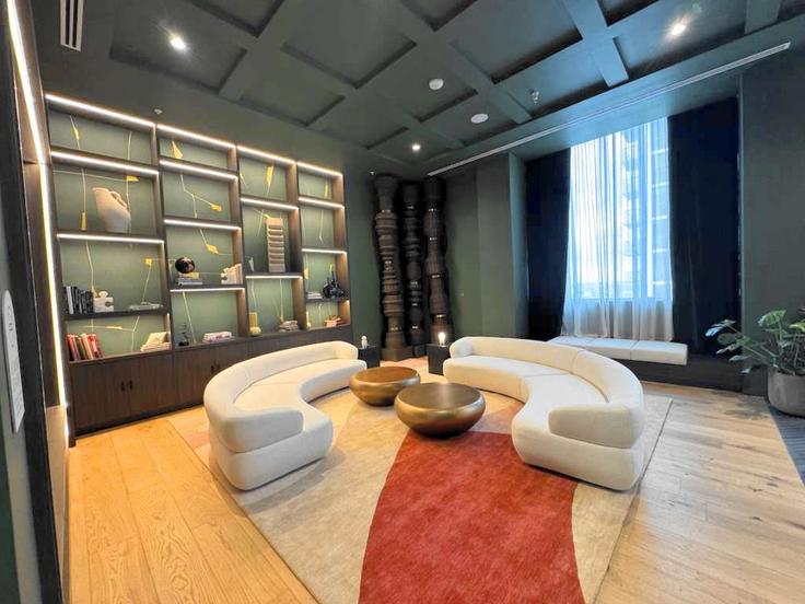 Salle de séjour élégante avec mobilier moderne dans un appartement à Building Northeast 6th Street - whost - 1376602 à Miami, Miami Salle de séjour élégante avec mobilier moderne dans un appartement à Building Northeast 6th Street - whost - 1376602 à Miami, Miami