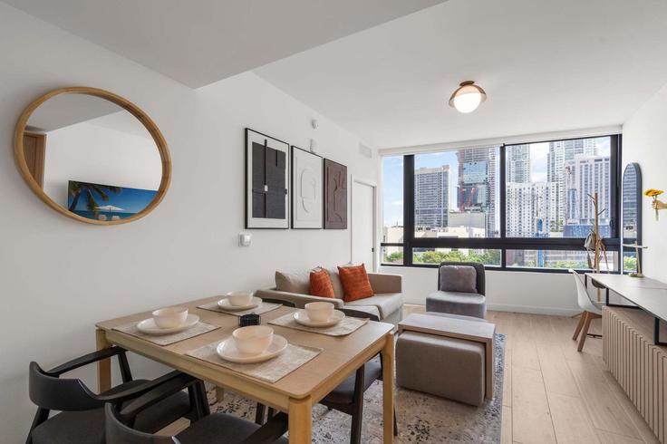 Elegante sala de estar con mobiliario moderno en un apartamento en Building North Miami Avenue - whost - 1372964 en Miami, Miami Elegante sala de estar con mobiliario moderno en un apartamento en Building North Miami Avenue - whost - 1372964 en Miami, Miami