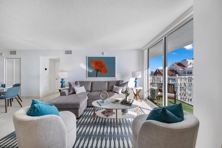 Elegant gestaltetes Wohnzimmer mit moderner Einrichtung in einer Wohnung im Building Southeast 12th Street - whost - 1372314 in Miami, Miami