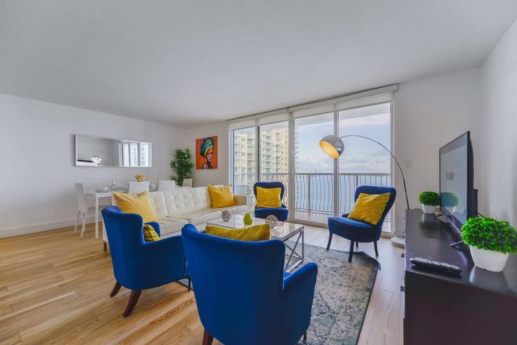 Sala de estar elegantemente projetada com móveis modernos em um apartamento no Building Brickell Bay Drive - whost - 1022219 em Miami, Miami