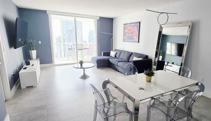 Miami MiamiのBuilding Brickell Bay Drive - whost - 1022226 - MIAのアパートメントにある、モダンな家具を備えたエレガントなデザインのリビングルーム