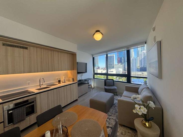 Building North Miami Avenue - whost - 1373685 adresindeki bir dairede modern mobilyalarla zarif bir şekilde tasarlanmış oturma odası Miami, Miami