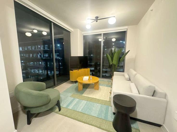 Elegante sala de estar con mobiliario moderno en un apartamento en Building Northeast 6th Street - whost - 1373697 en Miami, Miami