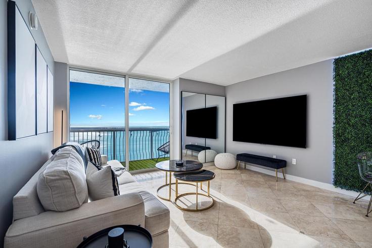 Building Southeast 12th Street - whost - 1388737 adresindeki bir dairede modern mobilyalarla zarif bir şekilde tasarlanmış oturma odası Miami, Miami