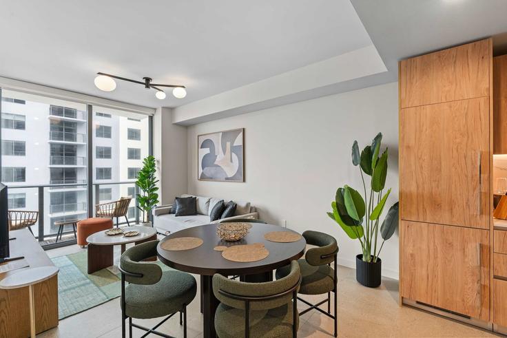 Elegante sala de estar con mobiliario moderno en un apartamento en Building Northeast 6th Street - whost - 1373679 en Miami, Miami