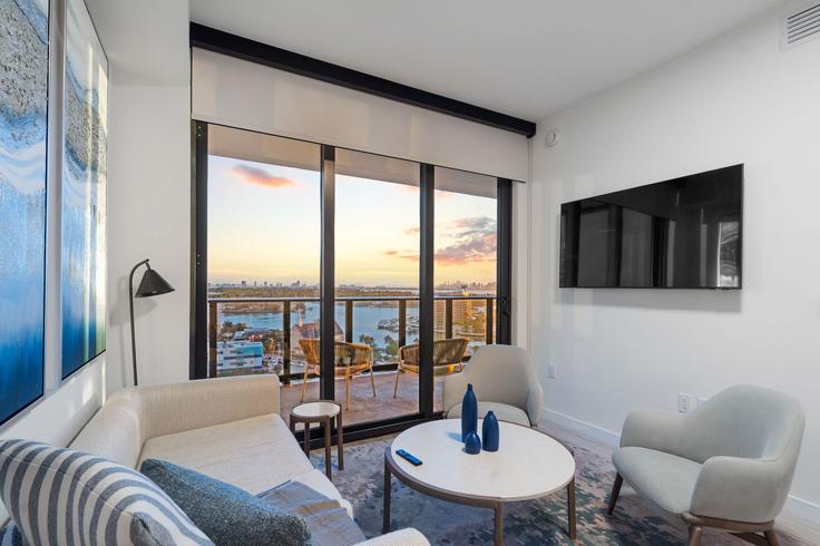 Building Byron Avenue - whost - 1376608 adresindeki bir dairede modern mobilyalarla zarif bir şekilde tasarlanmış oturma odası Miami Beach, Miami Beach