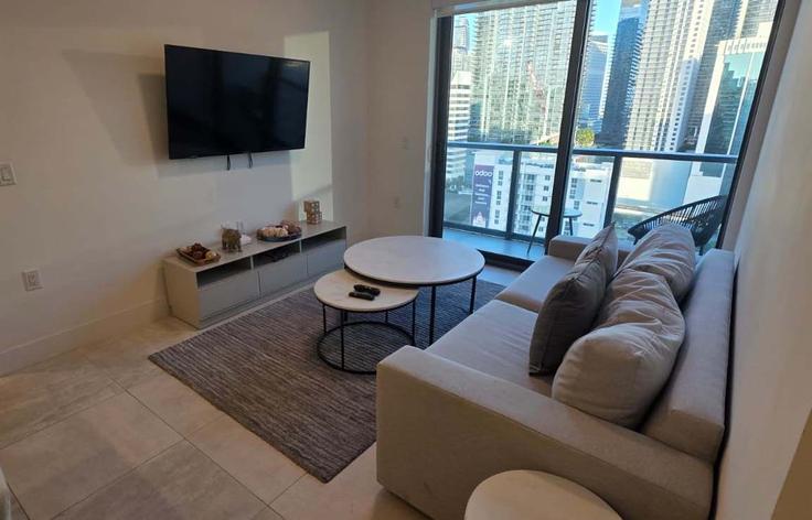 Sala de estar elegantemente projetada com móveis modernos em um apartamento no Building Southwest 9th Street - whost - 1376998 em Miami, Miami