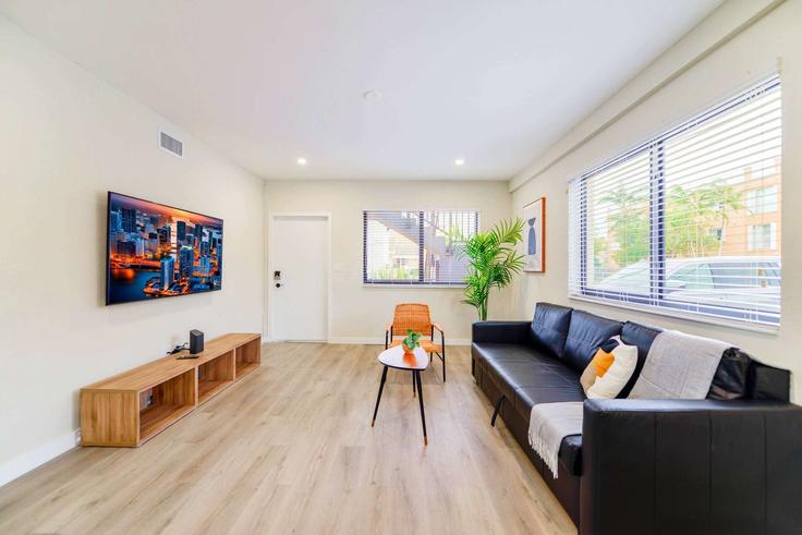 Sala de estar elegantemente projetada com móveis modernos em um apartamento no Building Southwest 11th Avenue - whost - 1022474 - MIA em Miami, Miami Sala de estar elegantemente projetada com móveis modernos em um apartamento no Building Southwest 11th Avenue - whost - 1022474 - MIA em Miami, Miami
