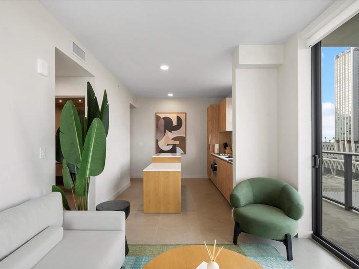 Miami MiamiのBuilding Northeast 6th Street - whost - 1380028のアパートメントにある、モダンな家具を備えたエレガントなデザインのリビングルーム Miami MiamiのBuilding Northeast 6th Street - whost - 1380028のアパートメントにある、モダンな家具を備えたエレガントなデザインのリビングルーム
