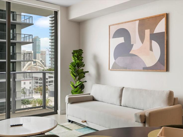 Building Northeast 6th Street - whost - 1376613 adresindeki bir dairede modern mobilyalarla zarif bir şekilde tasarlanmış oturma odası Miami, Miami Building Northeast 6th Street - whost - 1376613 adresindeki bir dairede modern mobilyalarla zarif bir şekilde tasarlanmış oturma odası Miami, Miami