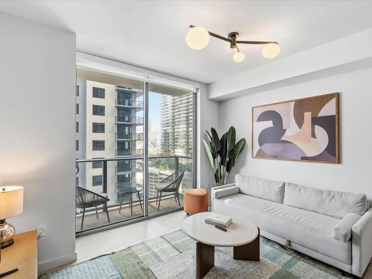 Building Northeast 6th Street - whost - 1373682 adresindeki bir dairede modern mobilyalarla zarif bir şekilde tasarlanmış oturma odası Miami, Miami Building Northeast 6th Street - whost - 1373682 adresindeki bir dairede modern mobilyalarla zarif bir şekilde tasarlanmış oturma odası Miami, Miami