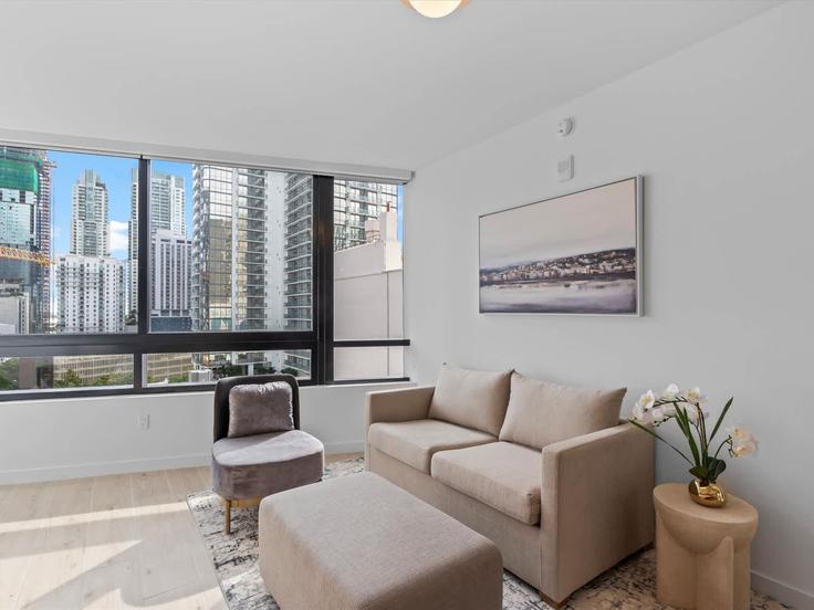 Salle de séjour élégante avec mobilier moderne dans un appartement à Building North Miami Avenue - whost - 1373685 à Miami, Miami