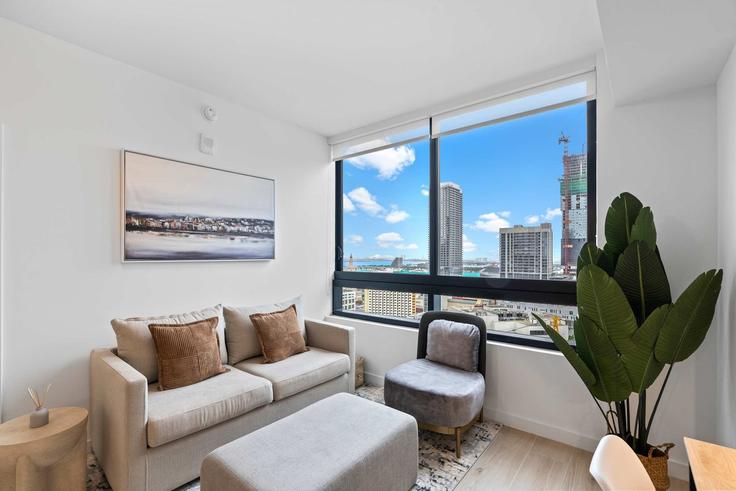 Elegant gestaltetes Wohnzimmer mit moderner Einrichtung in einer Wohnung im Building North Miami Avenue - whost - 1380778 in Miami, Miami