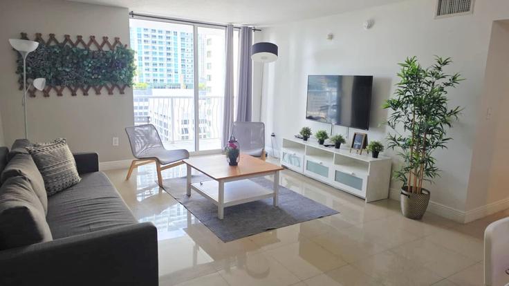 Sala de estar elegantemente projetada com móveis modernos em um apartamento no Building Brickell Bay Drive - whost - 1022221 - MIA em Miami, Miami