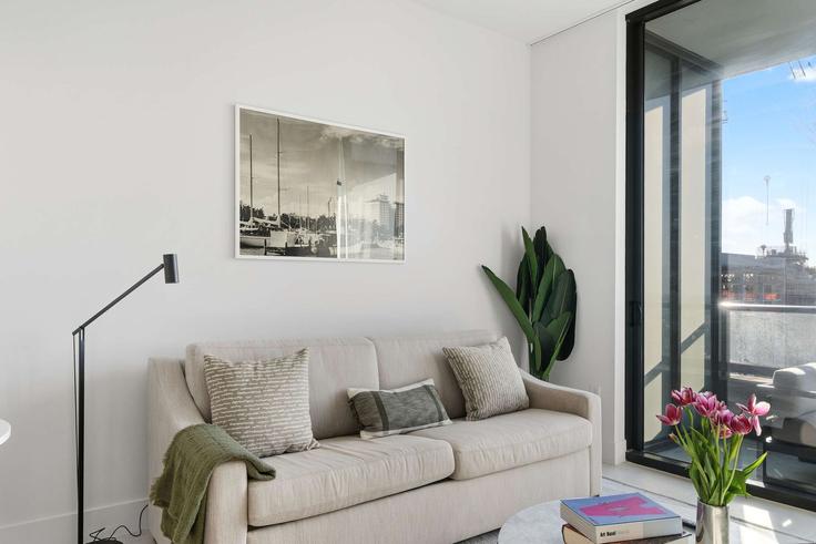Elegante sala de estar con mobiliario moderno en un apartamento en Building Northeast 6th Street - whost - 1332433 en Miami, Miami