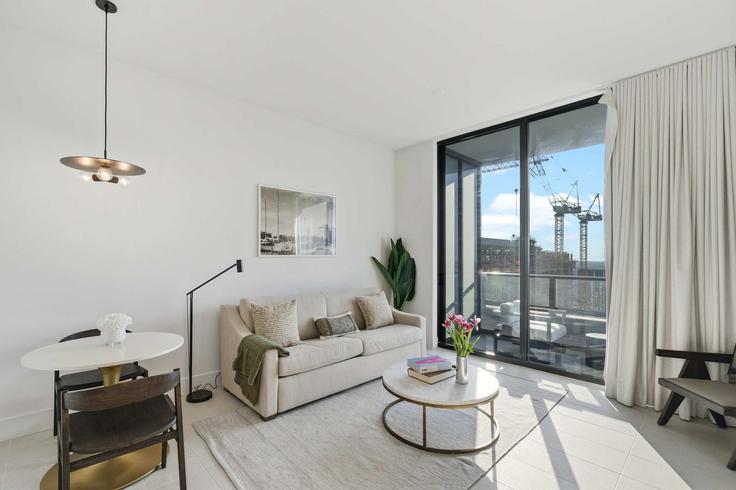 Elegant gestaltetes Wohnzimmer mit moderner Einrichtung in einer Wohnung im Building Northeast 6th Street - whost - 1332433 in Miami, Miami
