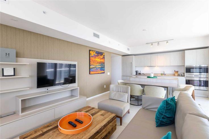 Salle de séjour élégante avec mobilier moderne dans un appartement à Building South Ocean Drive - whost - 1388736 à Hollywood, Hollywood