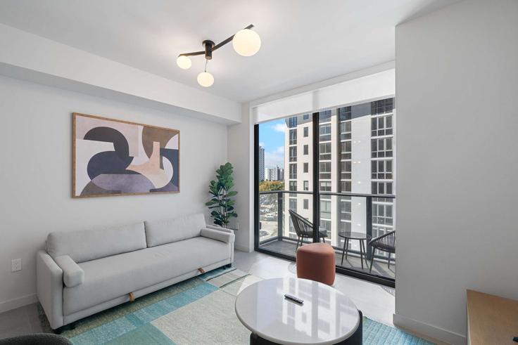 Salle de séjour élégante avec mobilier moderne dans un appartement à Building Northeast 6th Street - whost - 1376609 à Miami, Miami
