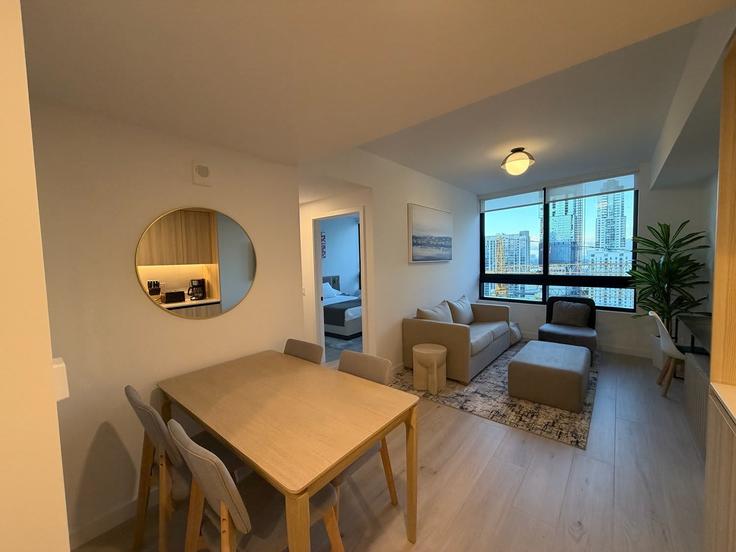 Elegante sala de estar con mobiliario moderno en un apartamento en Building North Miami Avenue - whost - 1465699 en Miami, Miami Elegante sala de estar con mobiliario moderno en un apartamento en Building North Miami Avenue - whost - 1465699 en Miami, Miami